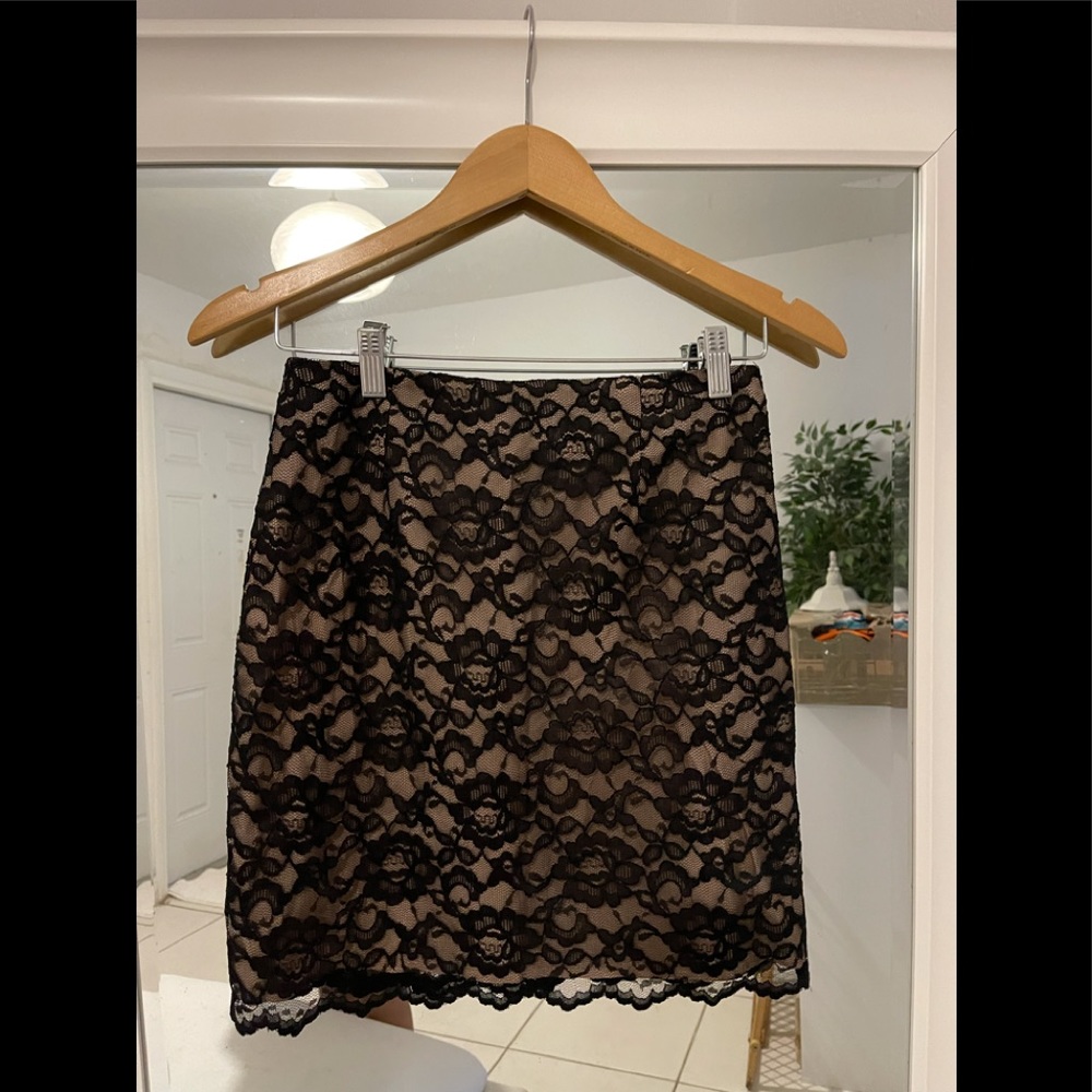 Chic skirt size shows 6 but fits a size 0 or size1
